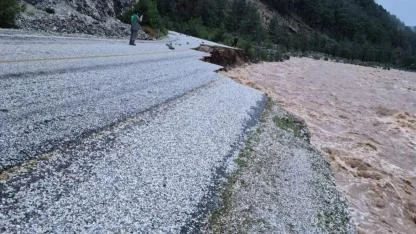 Su seviyesi yükseldi, yol çöktü