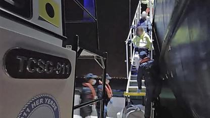 Ticari gemide yaralanan vatandaşa tıbbi tahliye