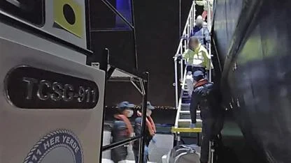 Ticari gemide yaralanan vatandaşa tıbbi tahliye