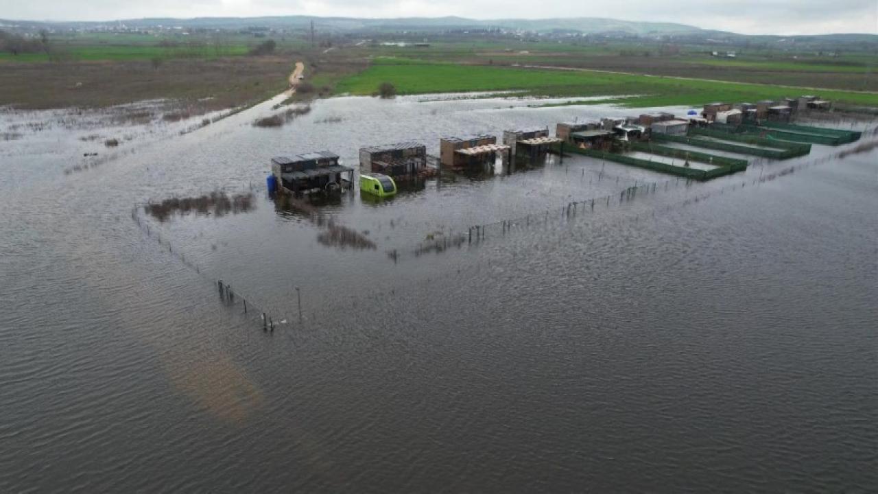 Yüzen evler...Ulubat Gölü taştı, felaket havadan görüntülendi