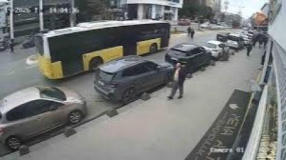 Cenazeden çıkıp yolun karşısına geçiyordu: İETT otobüsü çarptı, hayatını kaybetti