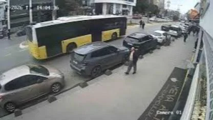 Cenazeden çıkıp yolun karşısına geçiyordu: İETT otobüsü çarptı, hayatını kaybetti