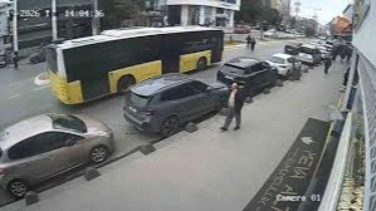 Cenazeden çıkıp yolun karşısına geçiyordu: İETT otobüsü çarptı, hayatını kaybetti