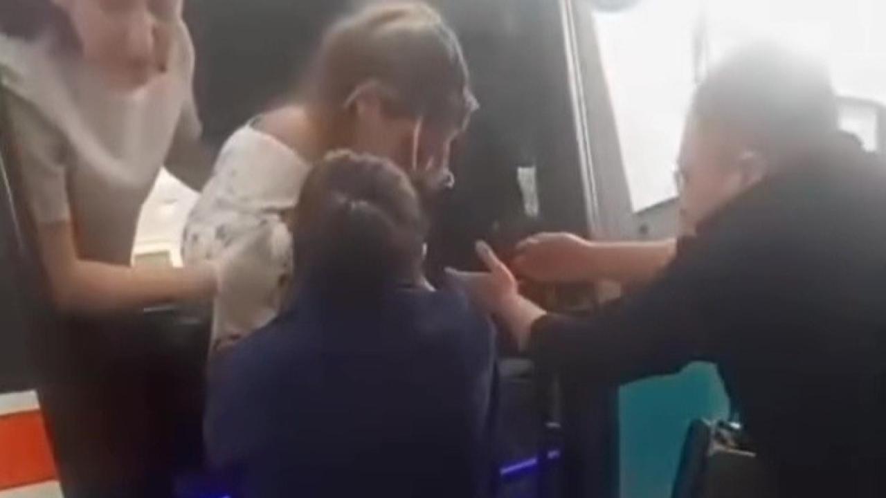 Dolmuşta doğum yaptı!