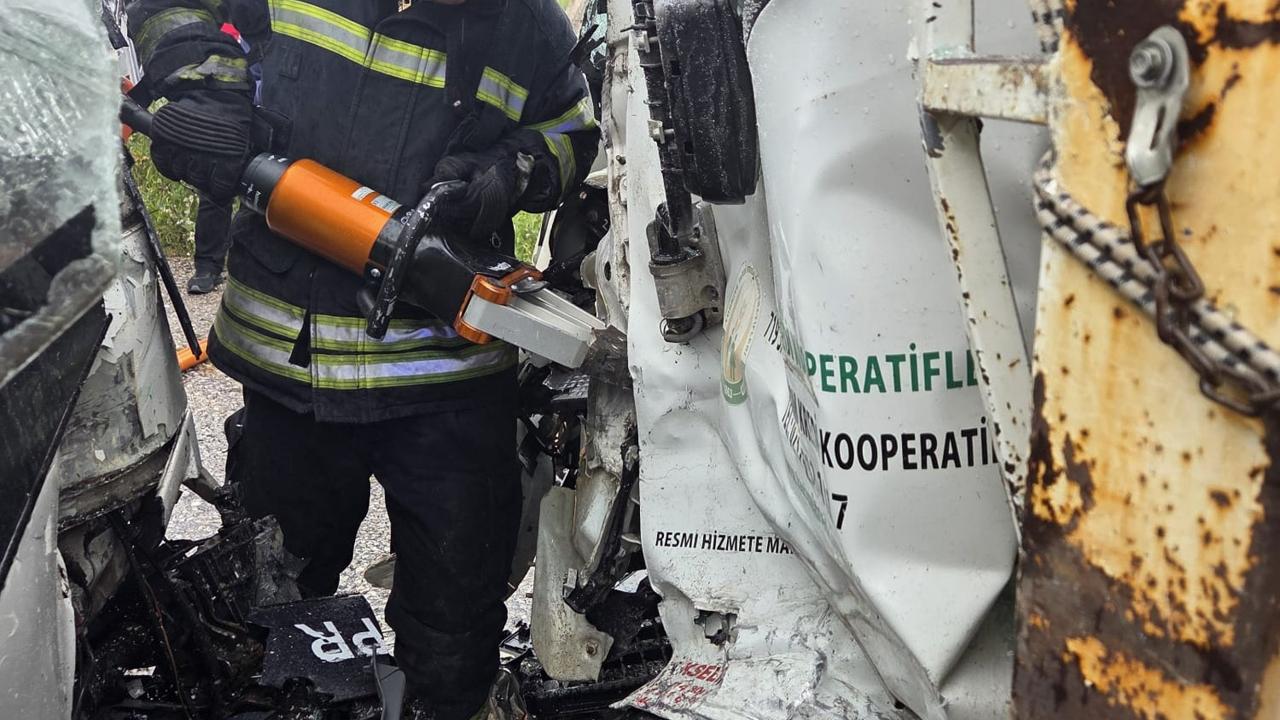 Feci Kaza: İki Kamyonet Çarpıştı, Yaralılar Araçta Sıkıştı