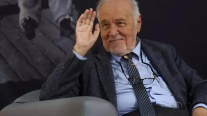 İLBER ORTAYLI SON YOLCULUĞUNA UĞURLANIYOR: FATİH SULTAN MEHMET’İN TÜRBESİNİN YANINA DEFNEDİLECEK