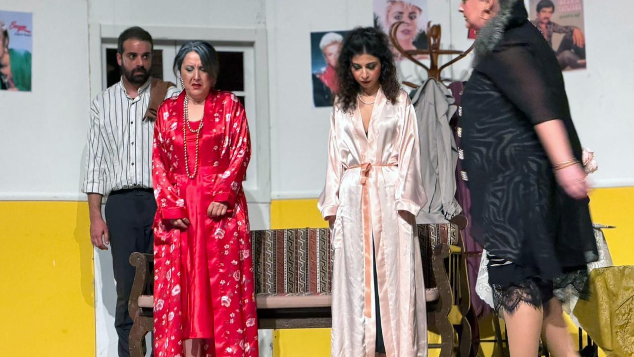 ‘KADINCIKLAR’ SAHNELENDİ