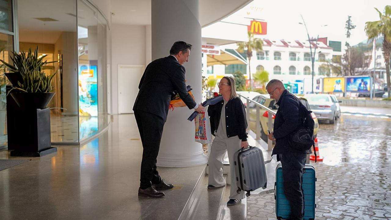 Marmaris Esnaf Odası İlk İngiliz Turist Kafilesini Karşıladı