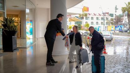 Marmaris Esnaf Odası İlk İngiliz Turist Kafilesini Karşıladı