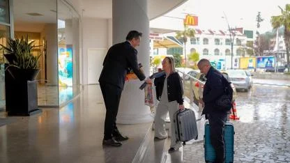 Marmaris Esnaf Odası İlk İngiliz Turist Kafilesini Karşıladı