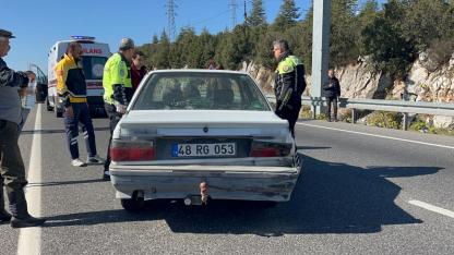 MENTEŞE’DE HAFRİYAT KAMYONU OTOMOBİLE ÇARPTI