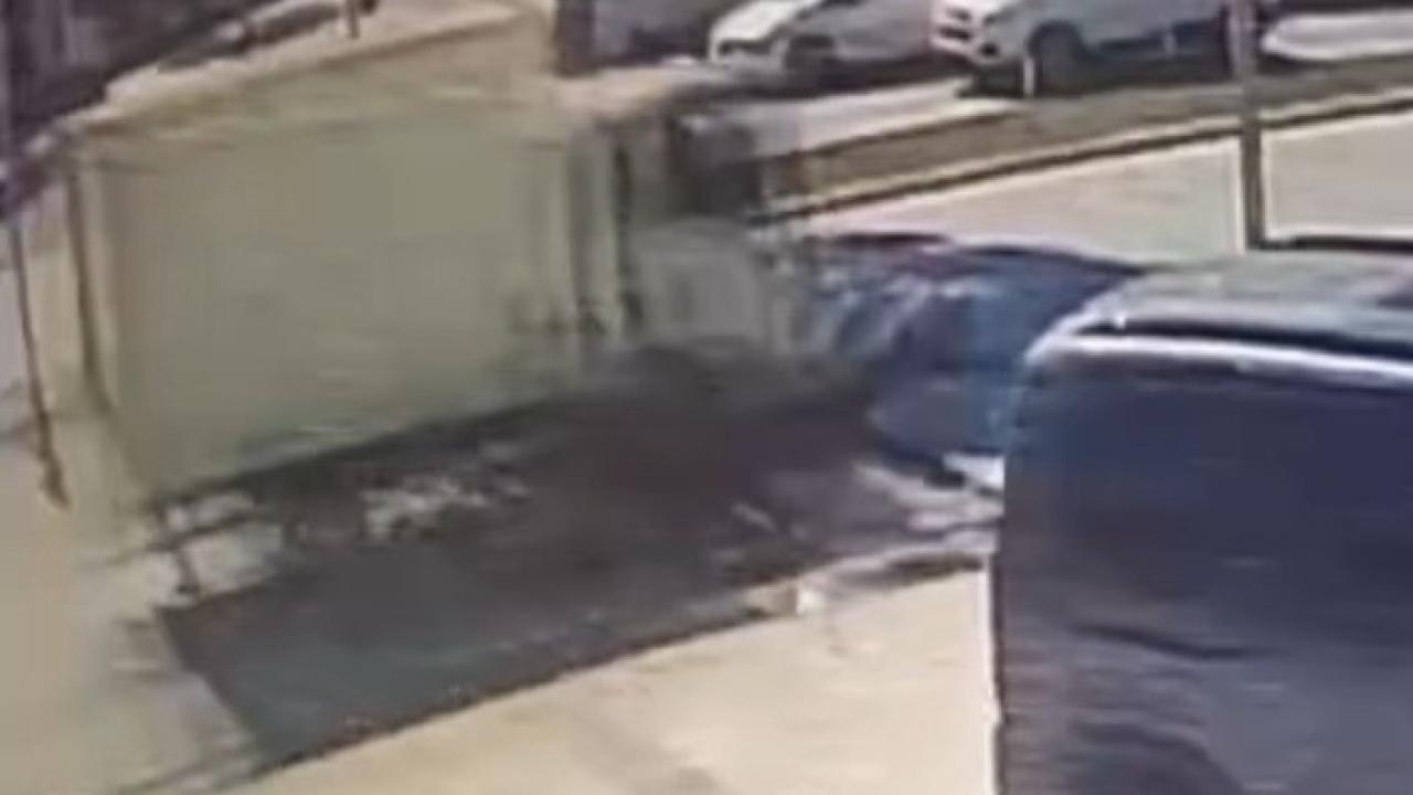 Motosikletiyle yaya geçidinden geçmek isteyen adamın hayatını kaybettiği kaza anları ortaya çıktı