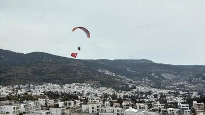 Bodrum'da 18 Mart’ta Gökyüzü Kırmızı Beyaza Büründü