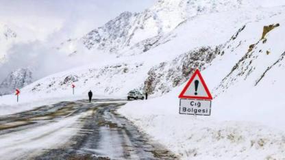ŞIRNAK–HAKKARİ KARA YOLUNA ÇIĞ DÜŞTÜ: OTOBÜSTEKİ 40 YOLCU MAHSUR KALDI