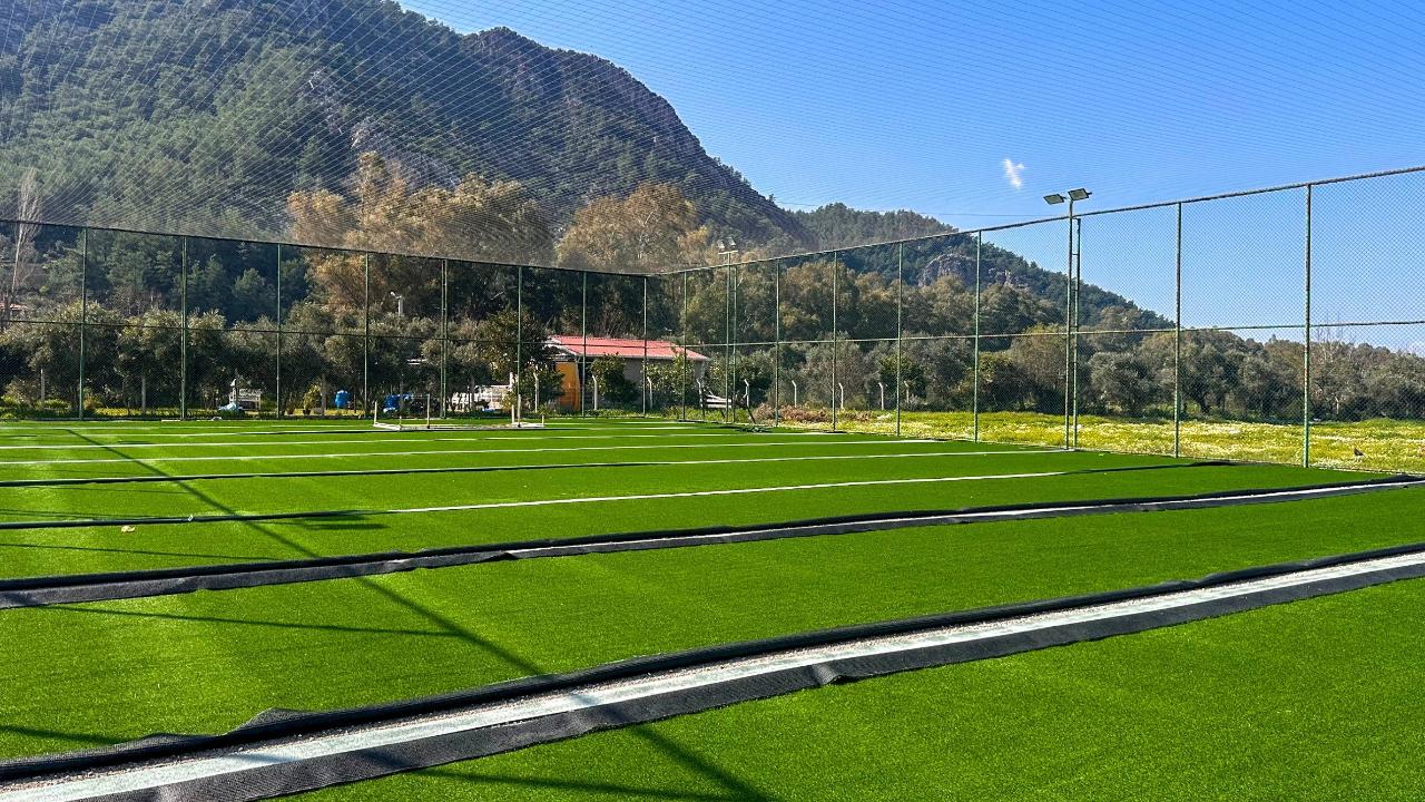 Turgut mahallesinde halı saha yenilendi