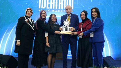 AK Parti Karşıyaka Kadın Kolları, ödülünü Cumhurbaşkanı Erdoğan’dan aldı