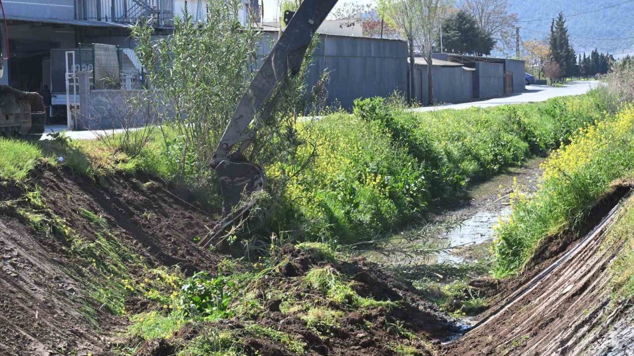 Akhisar’da 5 kilometrelik dere hattı temizleniyor