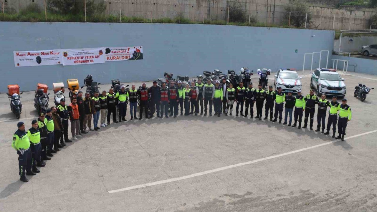 Aliağa’da motosiklet sürücülerine jandarmadan ‘Güvenli Sürüş’ eğitimi