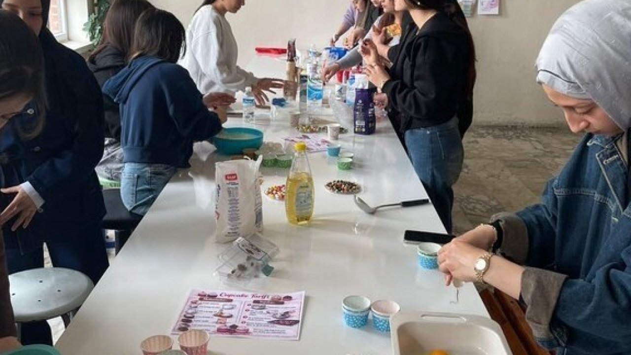 Altıntaş MYO’da Mini Kek Atölyesi düzenlendi