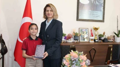 Altıntaş’ta çevreye duyarlı minik öğrenci ödüllendirildi