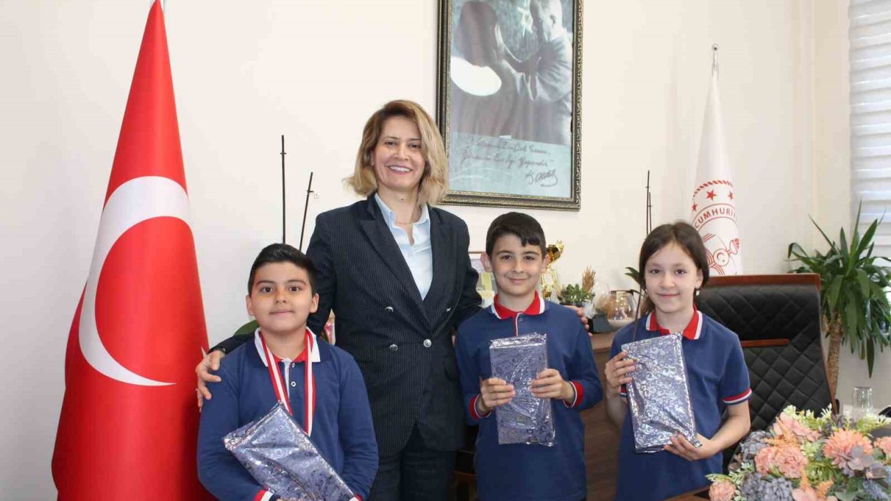 Altıntaş’ta dereceye giren öğrenciler ödüllendirildi