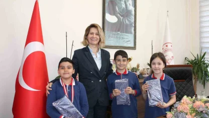 Altıntaş’ta dereceye giren öğrenciler ödüllendirildi