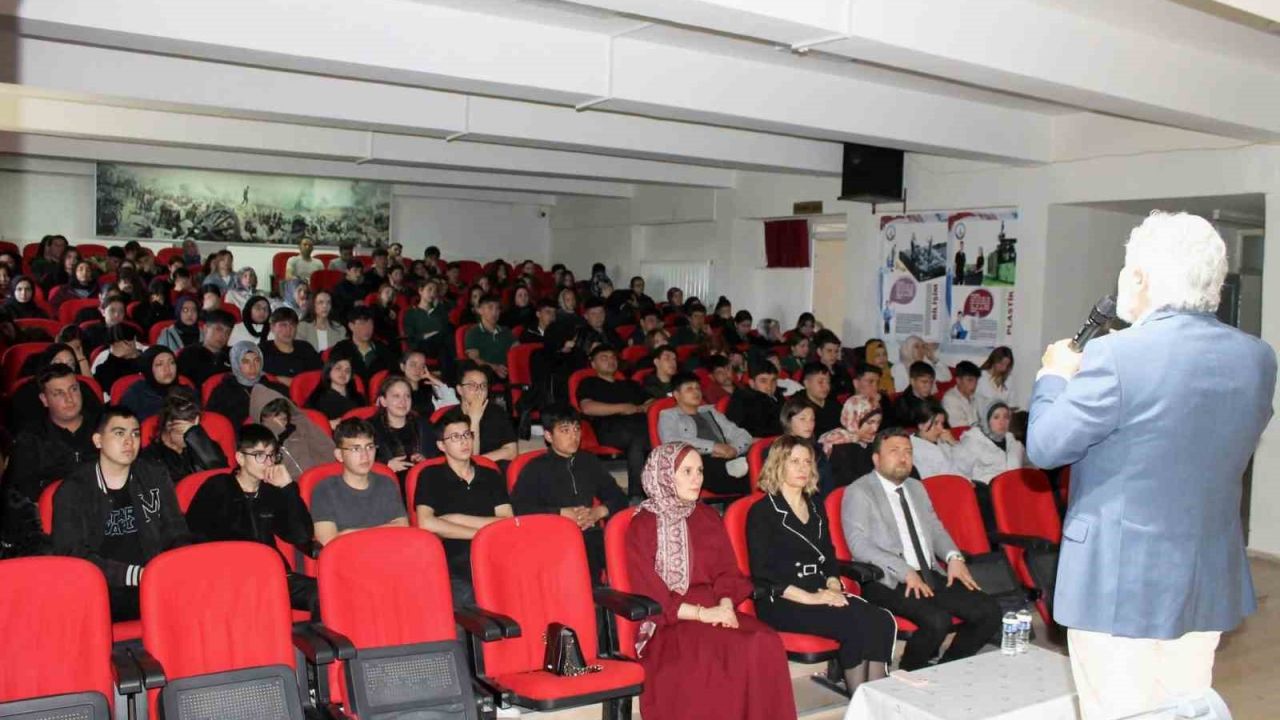 Altıntaş’ta öğrenci ve yazar buluşması