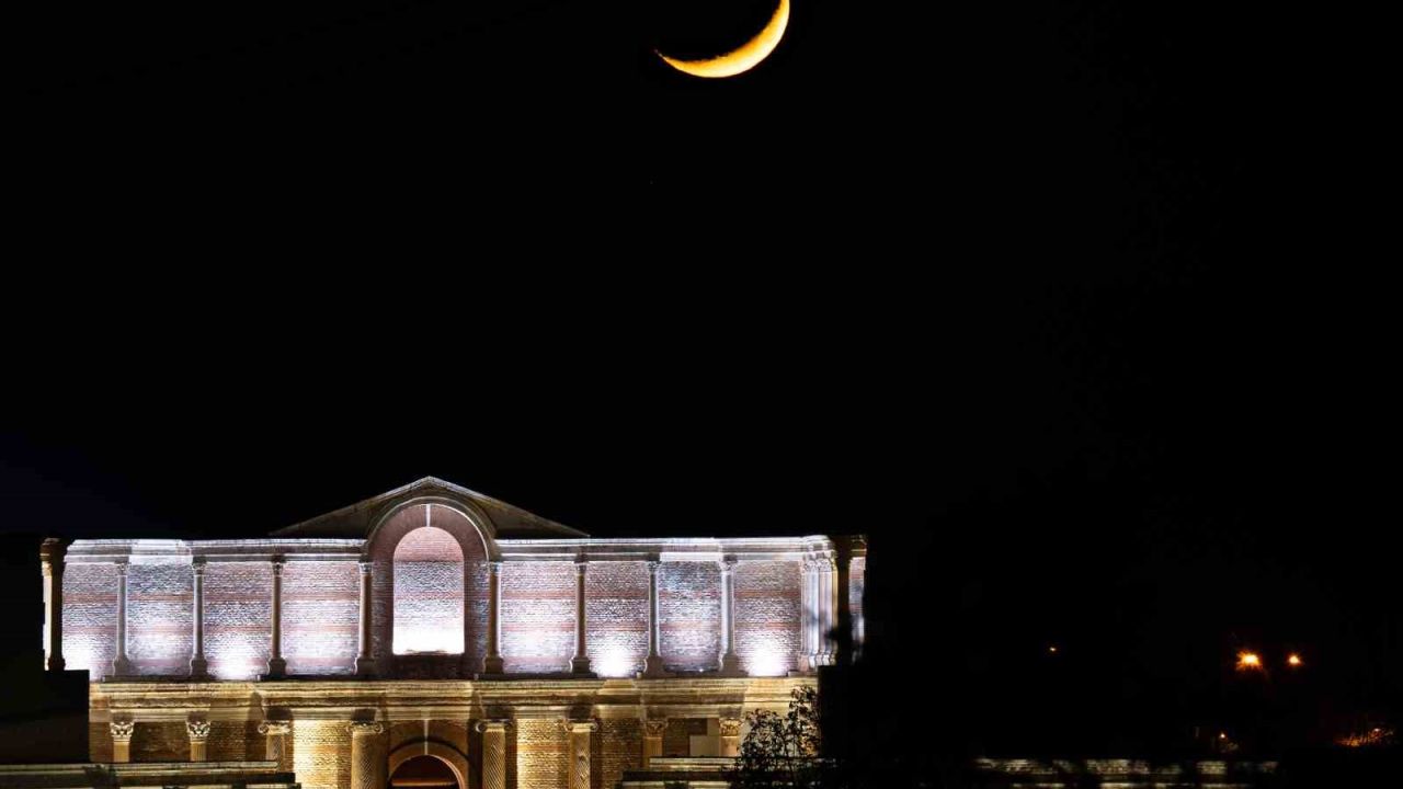 Antik kentte görsel şölen: Hilal, Gymnasium ile aynı karede