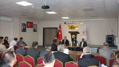 Aslanapa Kaymakamı İsmail Tosun, köy muhtarlarıyla bir araya geldi