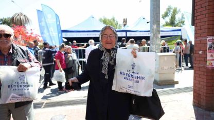 Aydın Büyükşehir Belediyesi binlerce fideyi Nazilli’de vatandaşlara dağıttı