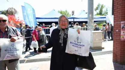 Aydın Büyükşehir Belediyesi binlerce fideyi Nazilli’de vatandaşlara dağıttı