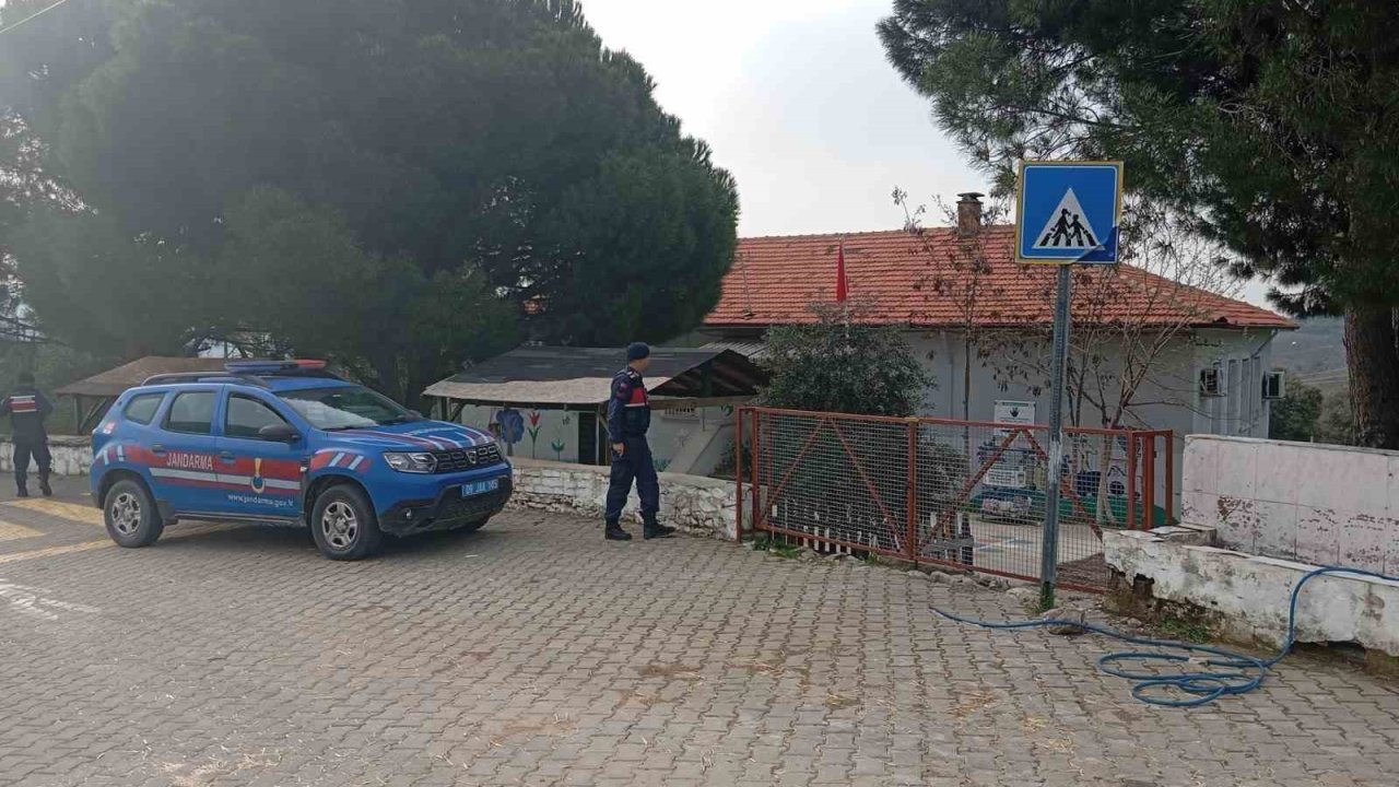 Aydın’da jandarma ekipleri okul önlerindeki güvenlik tedbirlerini arttırdı