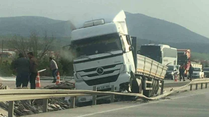 Bariyerlere çarpan tırda 2 kişi yaralandı