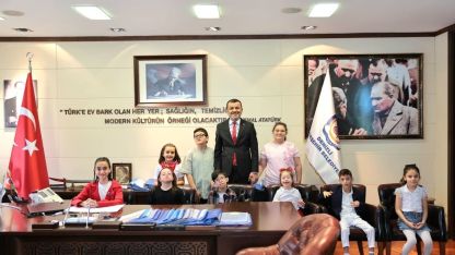 Başkan Çavuşoğlu koltuğunu çocuklara devretti