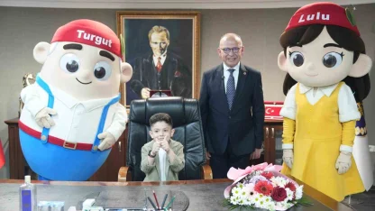 Başkan Çetin Akın koltuğunu minik başkana emanet etti