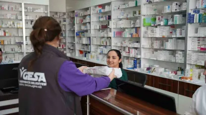 Başkan Zencirci, eczane teknisyenlerini unutmadı