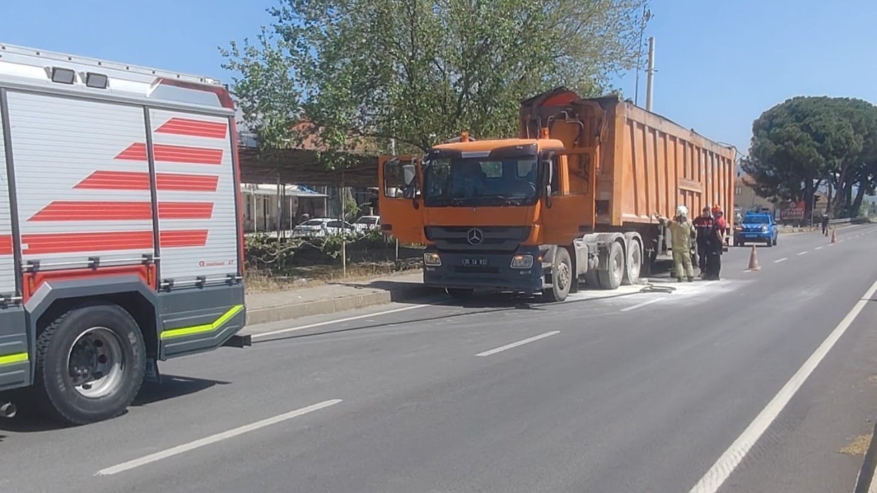 Bayındır’da atık taşıma kamyonu alev aldı
