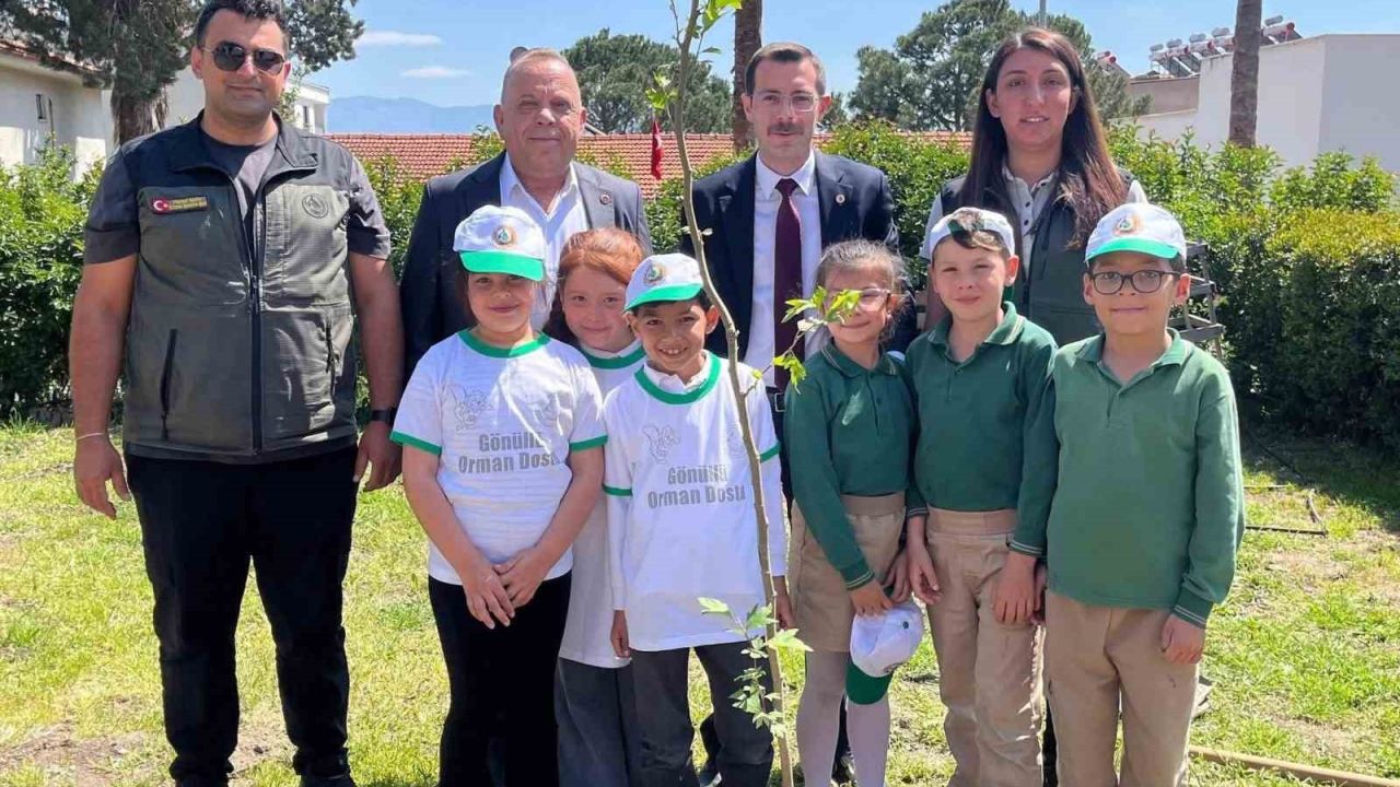 Bozdoğan Hükümet Konağı Bahçesinde çocuklarla fidan dikimi yapıldı