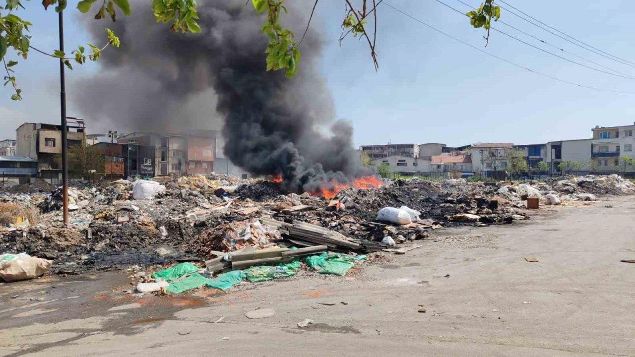 Buca’da sanayi atıklarının döküldüğü alanda yangın çıktı