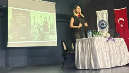 Çeşme’de üniversite öğrencileri ve personeline KADES ile narkotik eğitimi verildi