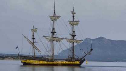 Cook Adaları bayraklı yelkenli Datça’ya demirledi