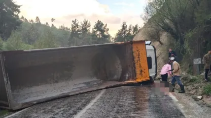 Denizli’de hafriyat kamyonu devrildi: 1 ölü