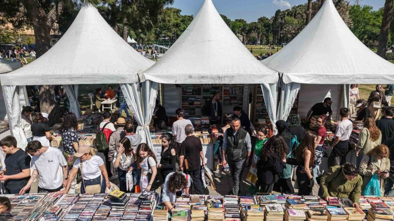 Edebiyatın kalbi İzmir Kültürpark’ta attı