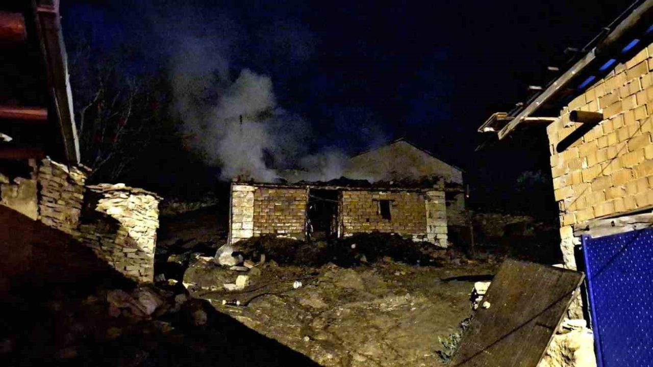 Emet’te samanlık ve ahır yangını korkuttu