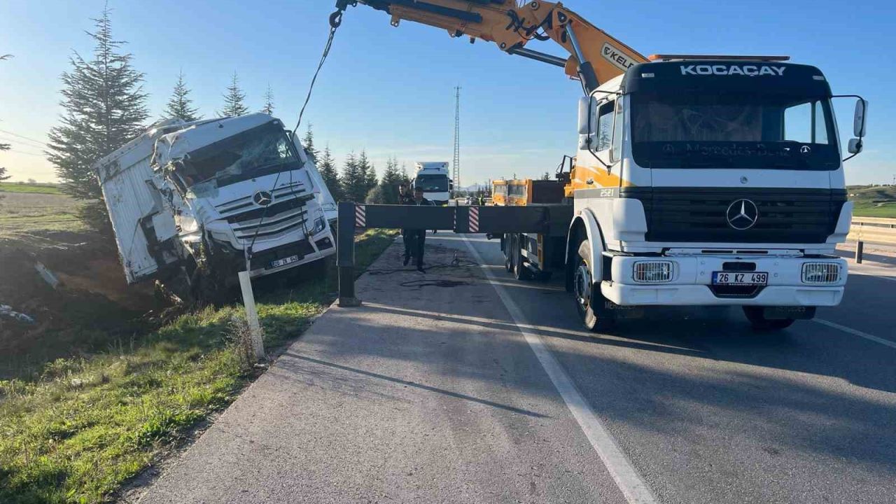 Ev eşyası yüklü tır şarampole devrildi