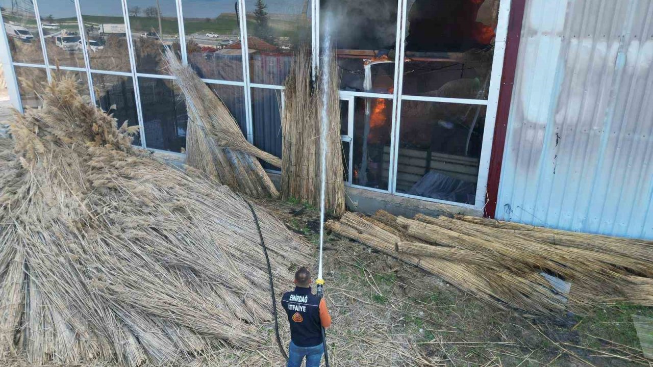 Fabrika yangınında duman ve alevler metrelerce yükseğe çıktı