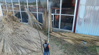 Fabrika yangınında duman ve alevler metrelerce yükseğe çıktı