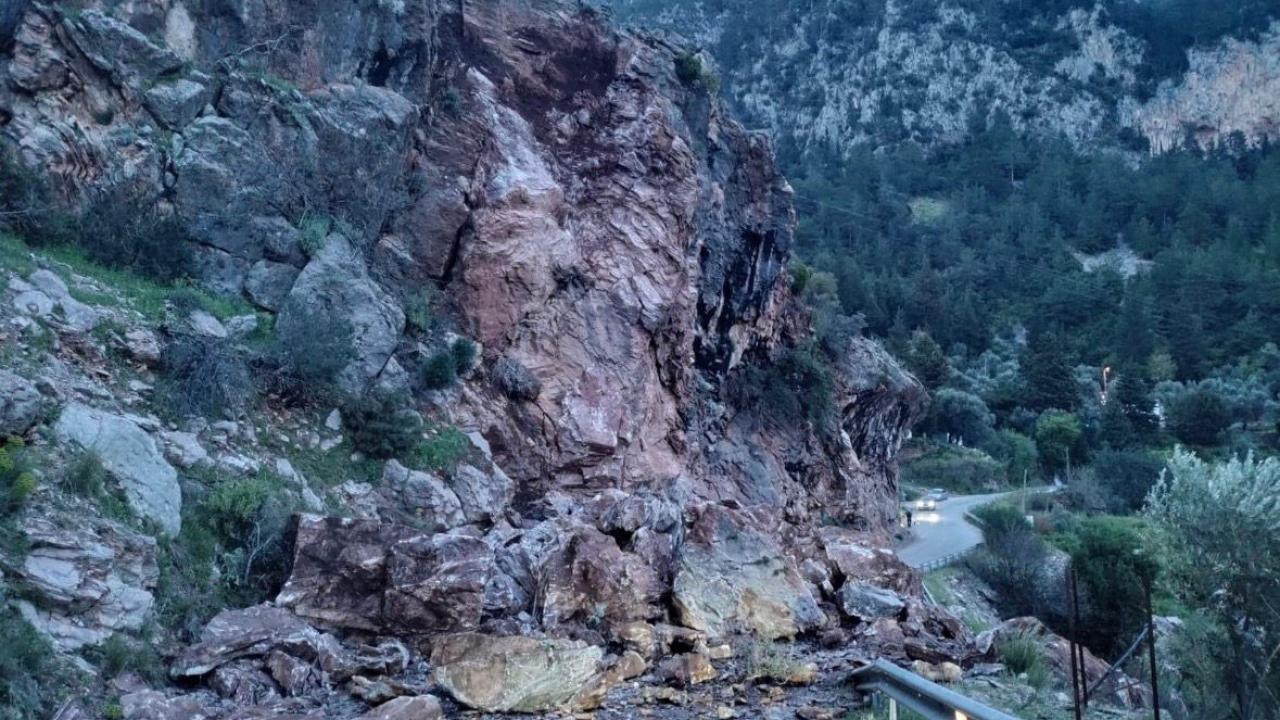 FETHİYE’DE KAYA DÜŞMESİ YOLU KAPATTI