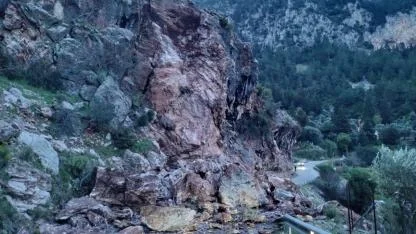 FETHİYE’DE KAYA DÜŞMESİ YOLU KAPATTI