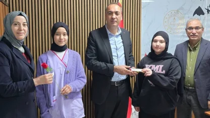 Gedizli öğrencilerden şiddete karşı anlamlı tepki